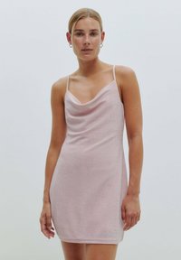 Kleid mit Kragen, enganliegend, aus schimmerndem, hellrosa Stoff. Es hat dünne Träger und eine glatte Textur, mit einer Länge, die leicht über das Knie reicht.