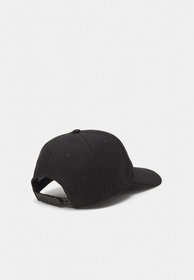 Casquette de baseball noire en tissu, dotée d'un bord courbé, d'une fermeture réglable par pression et de détails de couture subtils.