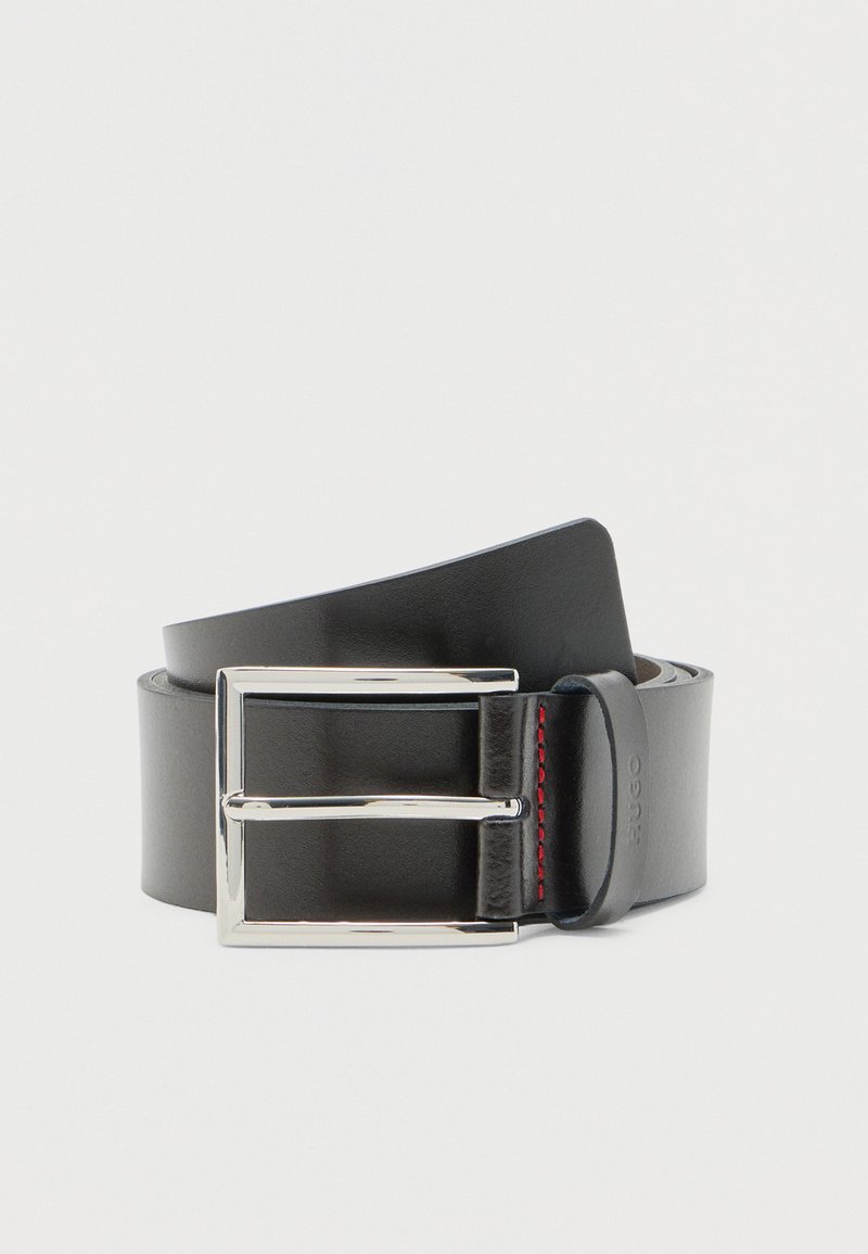 Μαύρη δερμάτινη ζώνη τυλιγμένη με ασημί ορθογώνια αγκράφα και διακριτικές κόκκινες ραφές κοντά στη θηλιά.