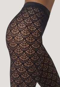 Leggings neri in pizzo con motivo scallop e texture semi-trasparente, dotati di un ampio elastico in vita.