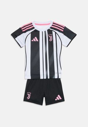 Camisa de futebol listrada em preto e branco com detalhes em rosa, apresentando o logótipo da Adidas e o emblema da Juventus; calções pretos combinando com logótipo rosa.