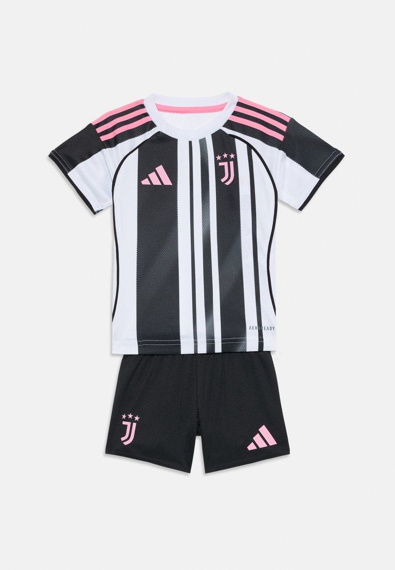 Melnbaltai svītrainais futbola krekls ar rozā akcentiem, kas rotāts Adidas logo un Juventus emblēmu; saskaņoti melni šorti ar rozā logo.
