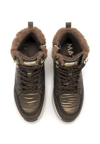 Zapatillas altas marrones con ribete de pelo sintético, acentos metálicos y cordones con patrón. Hechas de cuero con un acabado brillante.