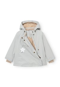 Giacca grigia chiaro con cappuccio, caratterizzata da una parte anteriore parzialmente aperta, interno beige, bottoni a pressione e un'etichetta a forma di stella. Texture morbida, design casual.