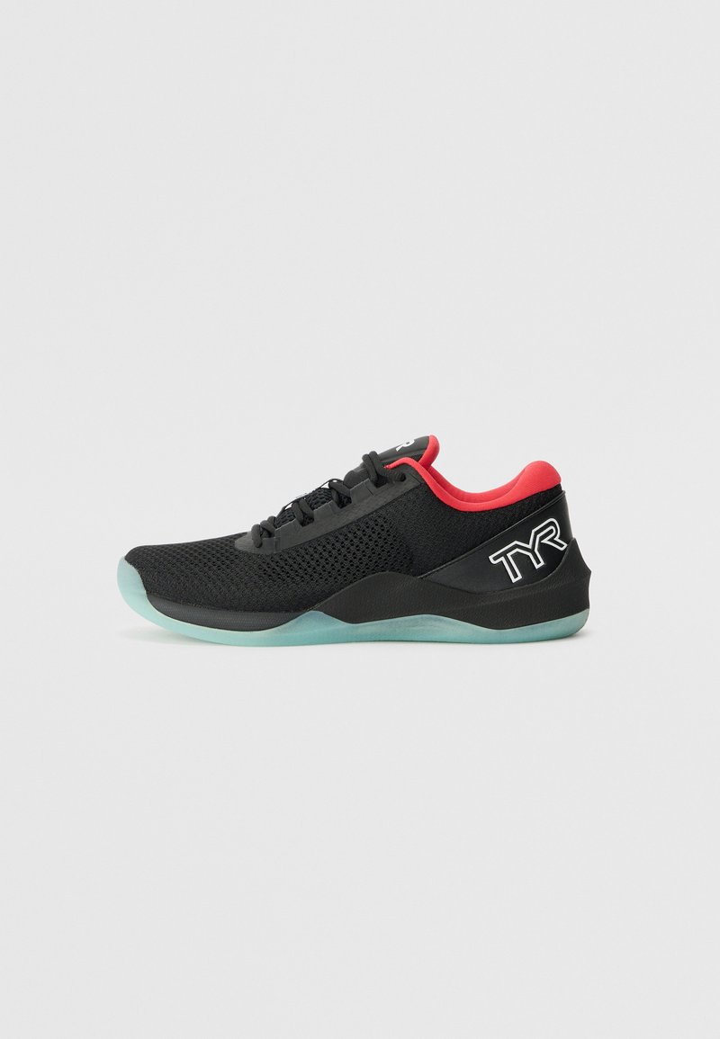 Scarpa atletica nera a bassa punta con fodera interna rossa, tomaia in rete, suola traslucida azzurra e logo bianco "TYR" sul tallone.