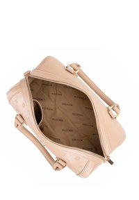 Borsa a mano in pelle beige con dettagli in metallo dorato, chiusura con zip e motivo a logo impresso. Interno foderato con ripetizione del nome del marchio.