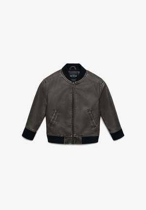 Giacca bomber grigia con zip frontale, colletto e polsini a costine. Presenta due tasche laterali ed è caratterizzata da una texture liscia.