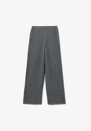 Pantalon large en maille gris avec taille élastique, tissu texturé et coutures nettes, posé à plat sur un fond blanc.