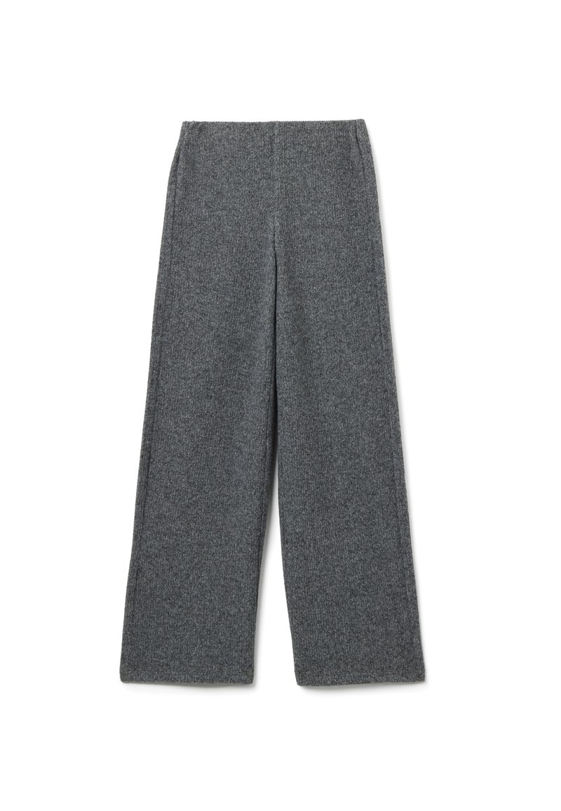 Pantaloni grigi a gamba larga in maglia con vita elastica, tessuto strutturato e cuciture pulite, distesi su uno sfondo bianco.