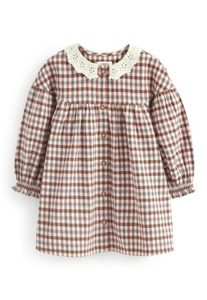 Robe pour tout-petit avec un motif à carreaux marron et blanc, manches longues bouffantes, devant à boutons et col floral en dentelle blanche.
