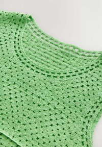 Gehaakt groene top met een textuur, open gebreid ontwerp, een ronde halslijn en zichtbare stikpatronen. Zacht, lichtgewicht materiaal.