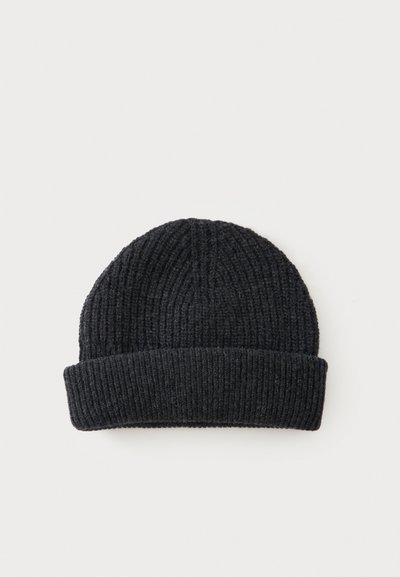 Bonnet en maille côtelée gris foncé avec un revers replié, présenté sur un fond clair uni.