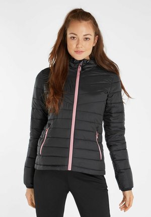 Zwarte pufferjack met een roze rits en accenten. Beschikt over een hoge kraag, zijzakken en horizontale quilt voor textuur.