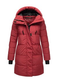 Manteau d'hiver matelassé rouge pour femmes avec capuche, fermeture éclair frontale, cordons de serrage, deux poches latérales et poignets intérieurs noirs.