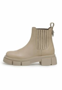 Botines de cuero beige hasta el tobillo con un lado elástico texturizado, suela de plataforma gruesa y una lengüeta en la parte posterior para facilitar el calzado.