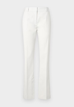 Hvide skræddersyede bukser med flaret bund, der har frontfolder og en glat tekstur, lavet af et let materiale.