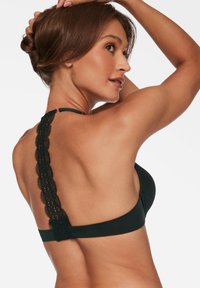 Schwarzer BH mit Spitzenrücken-Design, verstellbaren Trägern und einem glatten, strukturierten Band. Die Spitze hat einen gewellten Rand für Details.