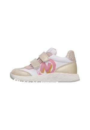 Scarpa da ginnastica bianca e beige per bambini con tacco glitterato, due cinturini in velcro e un logo "N" stilizzato rosa e giallo sul lato.