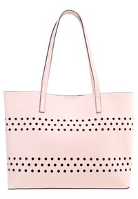 Roze neplederen totebag met twee lange handvaten, voorzien van zwarte geperforeerde details in horizontale lijnen en een gladde textuur.