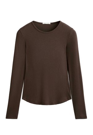 Haut à manches longues marron en ribbed avec des coutures subtiles sur les côtés et un ourlet légèrement arrondi.