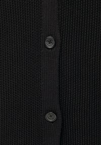 Zwarte gebreide cardigan met een gestructureerd patroon en vier knopen aan de voorkant, met een gladde, zachte afwerking.