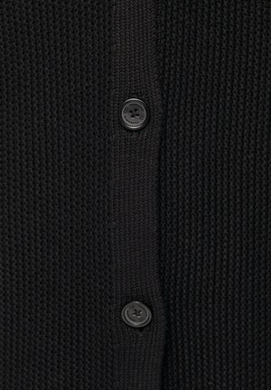 Zwarte gebreide cardigan met een gestructureerd patroon en vier knopen aan de voorkant, met een gladde, zachte afwerking.
