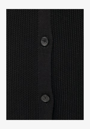 Zwarte gebreide cardigan met een gestructureerd patroon en vier knopen aan de voorkant, met een gladde, zachte afwerking.