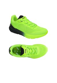 Neon groene sport schoenen met een bovenwerk van mesh, zwarte accenten, een ronde neus en een gestructureerde zool, met veters en een logo op de tong.
