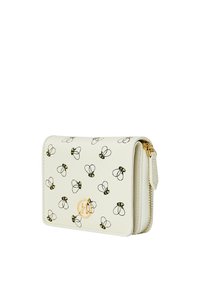 Portefeuille blanc avec motif d'abeille, logo doré, fermeture éclair, texture lisse, design compact, avec plusieurs compartiments pour l'organisation.