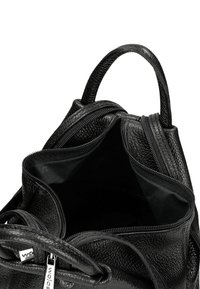 Borsa a mano in pelle nera con finitura texturizzata, manici doppi e apertura superiore con zip che rivela un interno semplice.