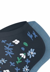 Twee paar sokken: de ene donkerblauw met bloempatronen in lichtblauw, wit en groen; de andere een effen lichtblauw met geribbeld patroon.