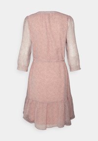 Vaate vaaleanpunaisella kukkakuviolla, joka on valmistettu läpikuultavasta kankaasta. Siinä on kolmen neljänneksen hihat, röyhelöreuna ja istuva vyötärö takakohdalla.