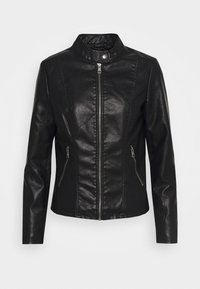 Giacca in faux leather nera con colletto alto, zip frontale, chiusura con bottoni a pressione e due tasche laterali con zip, presentata su uno sfondo neutro.