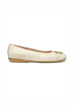 Ballerines en cuir crème avec un bout arrondi, ornées d'une accentuation dorée à l'avant et d'une semelle extérieure beige flexible.