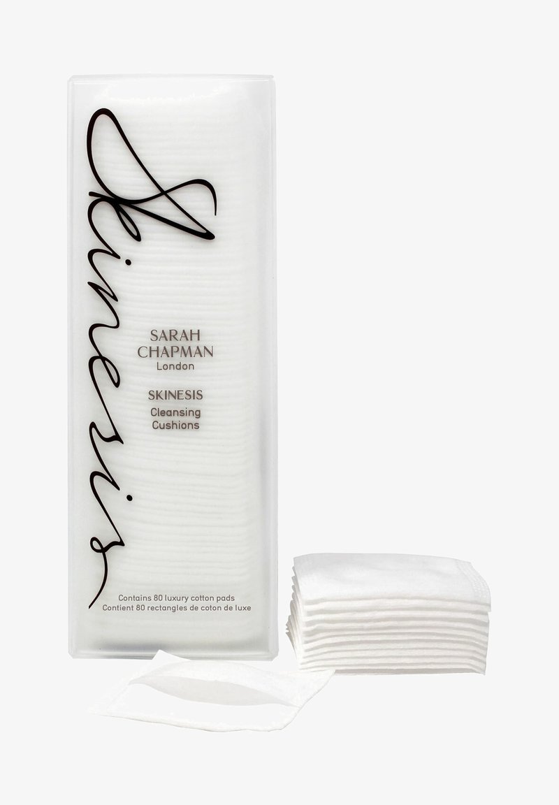 Skinesis Reinigungskissen in einer klaren Box. Enthält 80 weiße Baumwollpads, ordentlich gestapelt, mit einer glatten Textur und abgerundeten Kanten.