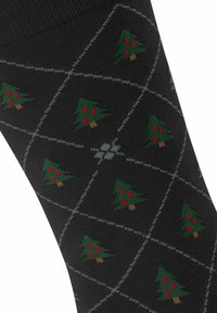 Czarne skarpetki z powtarzającym się wzorem zielonych choinek z czerwonymi ozdobami, na tle diamentowego wzoru w odcieniach szarości.