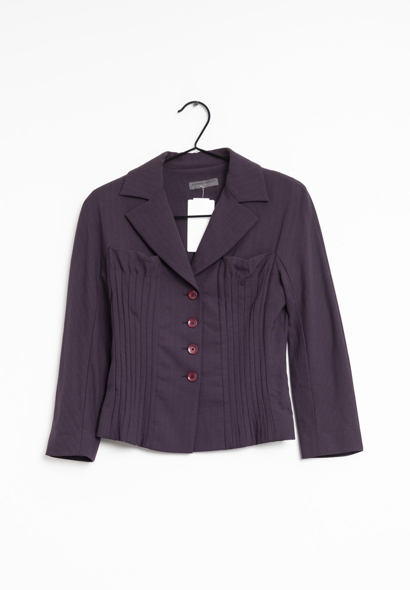 Lila figurnära kavaj med en strukturerad krage, fem vinröda knappar framtill och vertikala veck på kroppen. Texturerad tyg.