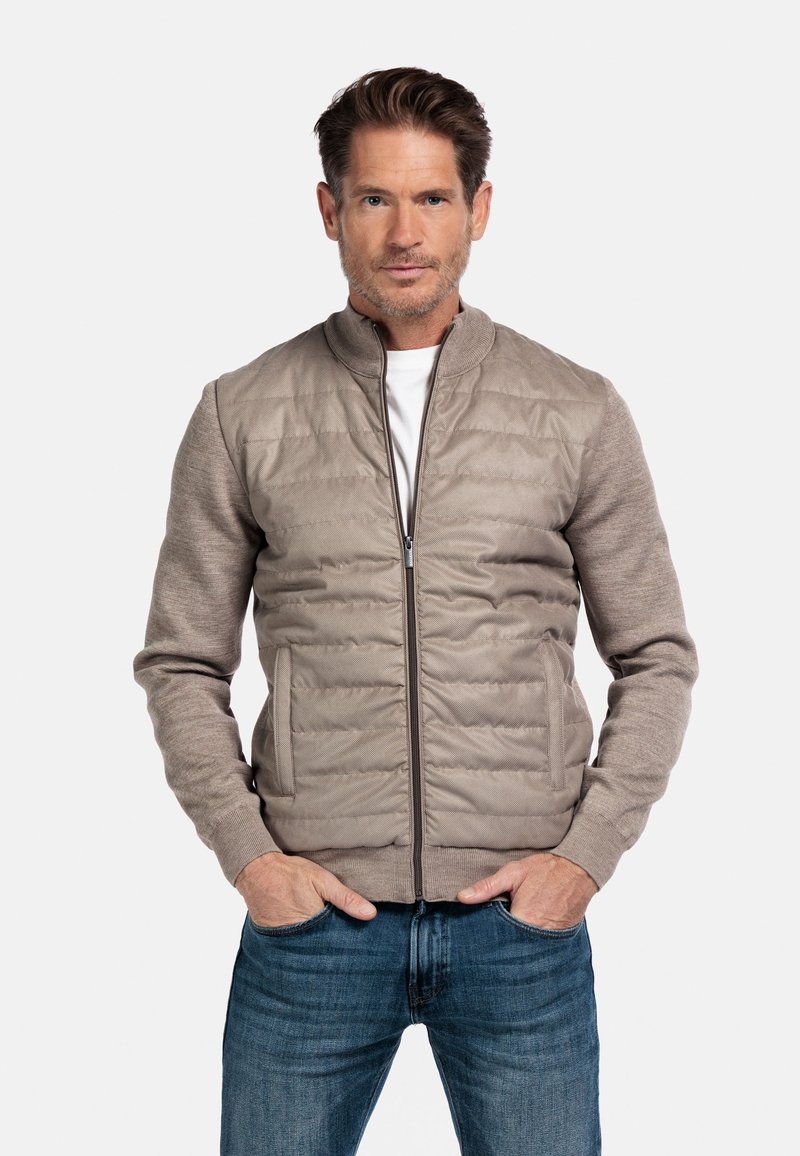 Beige bomberjack met een geplooid paneel aan de voorkant, gebreide mouwen, geribbelde kraag en ritssluiting. Katoenmix stof met zijzakken.