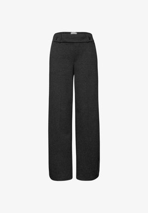 Donkergrijze wijde broek van zacht materiaal, met een platte tailleband en twee knoopaccenten, en een gladde textuur.