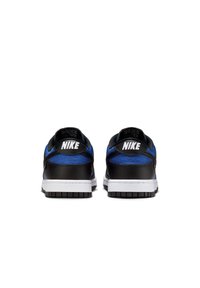 Las zapatillas Nike presentan un diseño de cuero negro y malla azul, con una entresuela blanca y una suela exterior negra texturizada. El talón muestra un logotipo blanco.