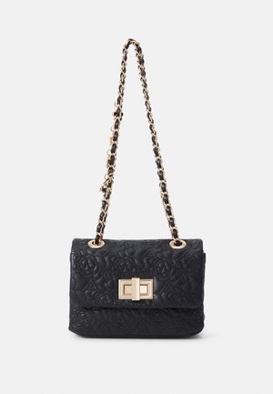 Bolso de mano de cuero negro acolchado con correa de cadena dorada y cierre rectangular dorado giratorio sobre un fondo claro.