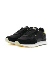 Sneaker da allenamento neri realizzati in pelle e suede, con una suola intermedia bianca, lacci neri e un accento marrone chiaro sul tallone.