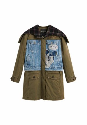 Lang olivengrøn frakke med påsyet blå denimvest med Mickey Mouse og spørgsmålstegn samt en sort og lilla ternet krave.
