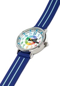 Montre d'enfant avec un boîtier argenté, cadran coloré affichant des chiffres et un cercle arc-en-ciel, bracelet en silicone bleu avec des rayures bleu clair.