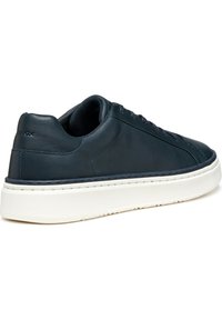 Sneaker in pelle blu con suola in gomma bianca, design minimalista, texture liscia e cuciture dettagliate lungo i bordi. Logo Geox sul lato.