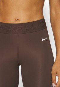 Nike Performance 7/8 TIGHT - Leggingek - baroque brown/smokey mauve/white