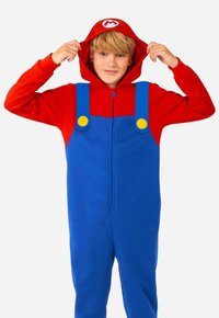 Jumpsuit rojo y azul con cremallera en la parte delantera, cuenta con una capucha, tirantes azules y botones amarillos. Tela suave con un diseño divertido.