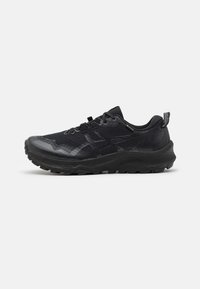 Scarpa da trail running nera con tomaia in mesh, suola testurizzata e tasselli sporgenti per la presa. Presenta un colletto imbottito e chiusura con lacci.
