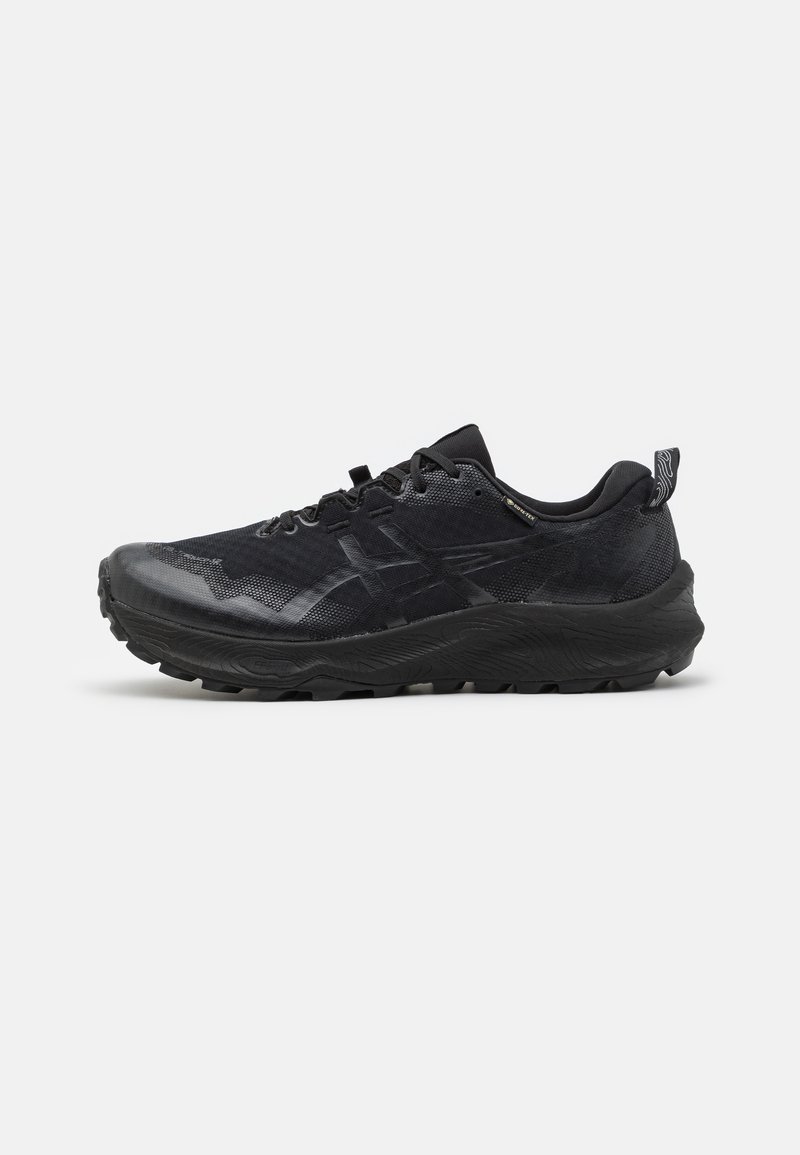 Scarpa da trail running nera con tomaia in mesh, suola testurizzata e tasselli sporgenti per la presa. Presenta un colletto imbottito e chiusura con lacci.