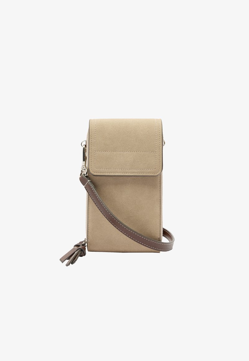 Beżowa zamszowa torebka na ramię z brązowym skórzanym paskiem, z klapką i detalem w postaci frędzla po boku.